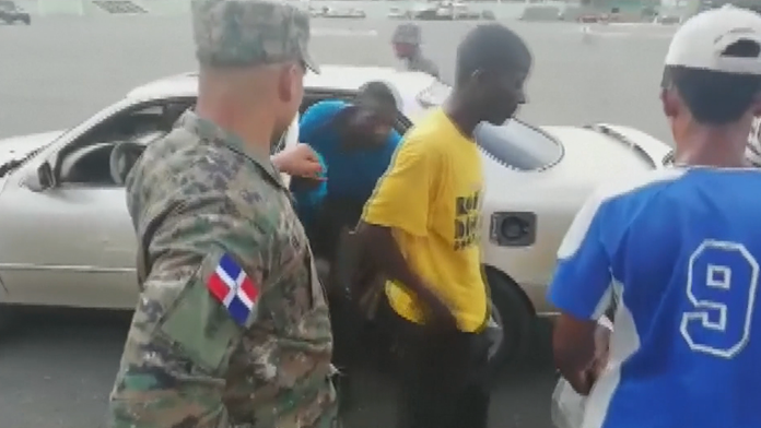 Z auta vystúpilo 18 migrantov