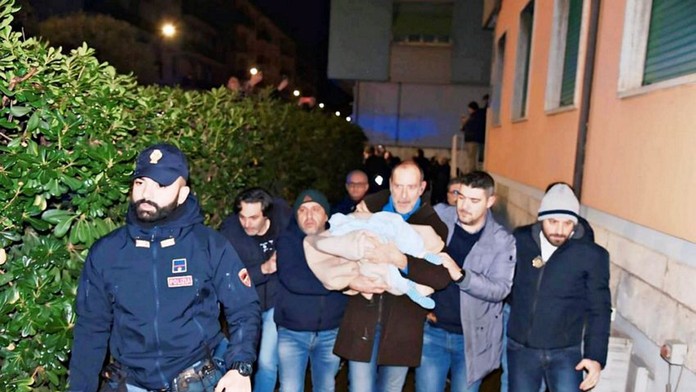 VIDEO: Žena ukradla z nemocnice novorodenca. Oslavu falošnej matky prerušila polícia