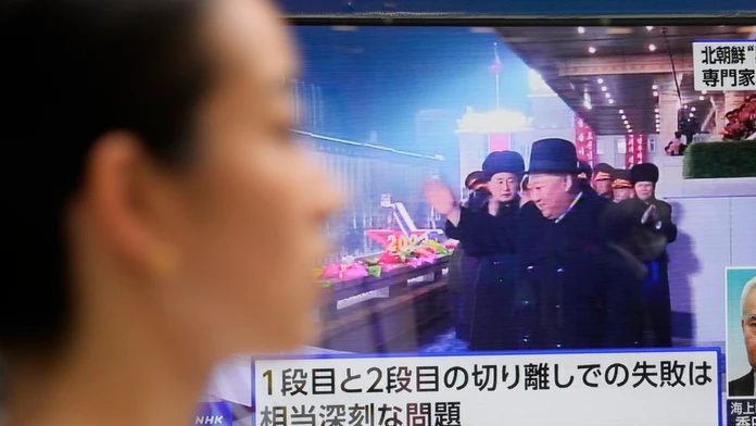 Kim Čong-un na televíznej obrazovke sa pozerá na vypustenie špionážnej družice.