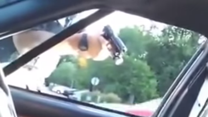 Policajný zásah natočili na mobil.