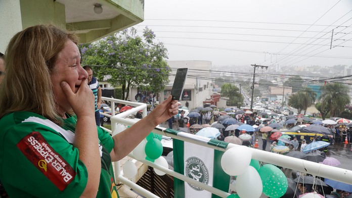 Fanúšička klubu Chapecoense si filmuje prevoz tiel leteckého nešťastia.