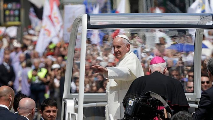 Pápež František máva pri odchode po celebrovaní svätej omše na Námestí Vittorio Veneto v Turíne.