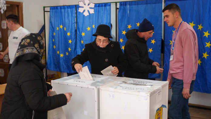 Ľudia volia vo volebnej miestnosti v meste Baleni počas parlamentných volieb v Rumunsku.