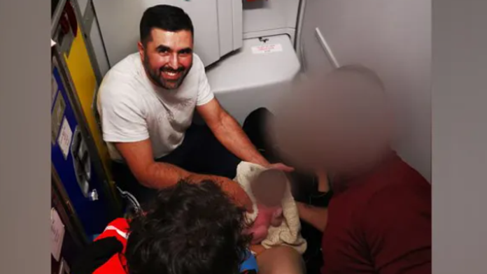 Dráma počas letu do Británie: Na zemi pri kokpite ležala žena, posádka zistila, že rodí