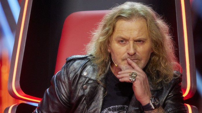 Zľava Elias Pettersson a Bo Horvat z Vancouveru oslavujú gól proti Los Angeles.