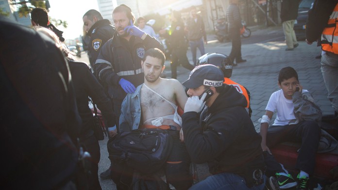 Neznámy útočník pobodal dnes v autobuse v centre izraelského Tel Avivu deväť ľudí.