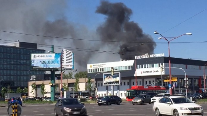 Na Tomášikovej zasahujú hasiči