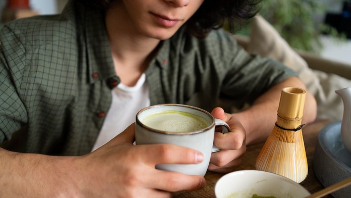 Harvardský profesor údajne zvrátil svoj biologický vek o 10 rokov. Toto pije každý deň