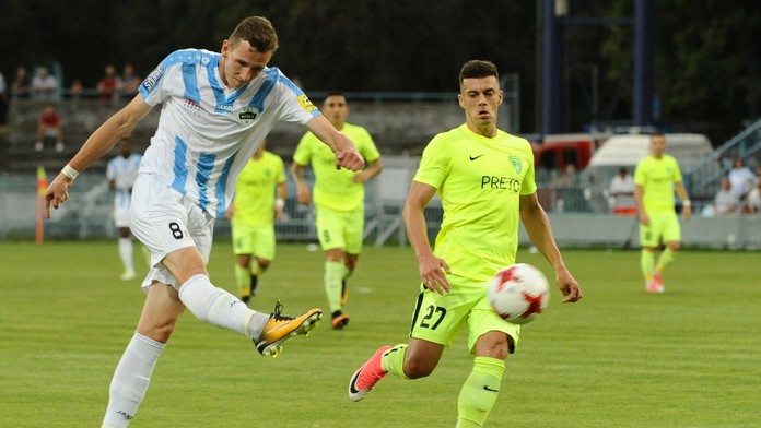 Filip Balaj z Nitry (vľavo) strieľa úvodný gól 