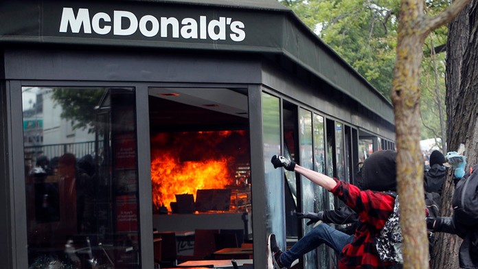 Nepokoje v Paríži.