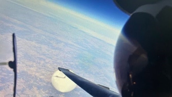 Zverejnili selfie fotografiu pilota, na ktorej je čínsky balón. Dokazuje, že niesol solárne panely