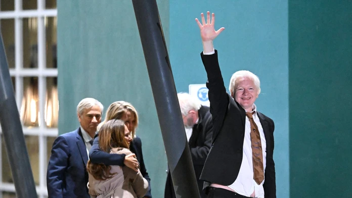 Julian Assange si užíva slobodu s rodinou. Manželka zverejnila fotografiu, z ktorej srší radosť a šťastie