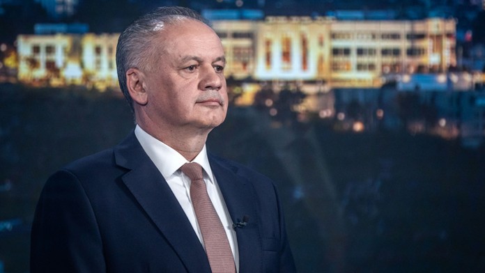 Premiér Peter Pellegrini (Smer-SD) v maskérn TV Markiza pred volebnou diskusiou.