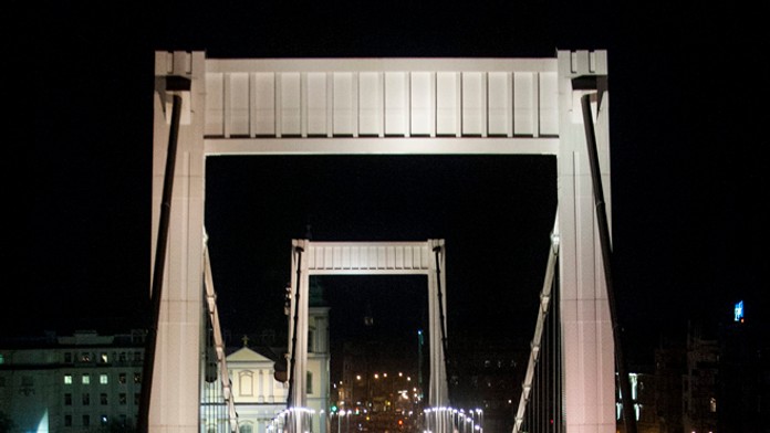 Budapeštiansky most plný protestujúcich proti zdaneniu internetu, ktorí svoj názor dávali najavo zapnutými mobilmi.