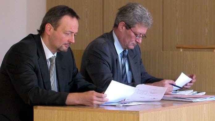 Ivan Lexa a jeho obhajca Ľubomír Hlbočan na archívnej snímke z roku 2003.