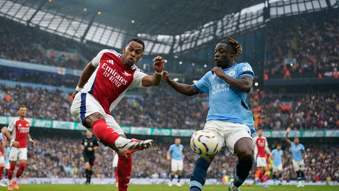 V boji o prvé miesto úradovali obrancovia. Manchester City vyfúkol Arsenalu cenný triumf v 98. minúte