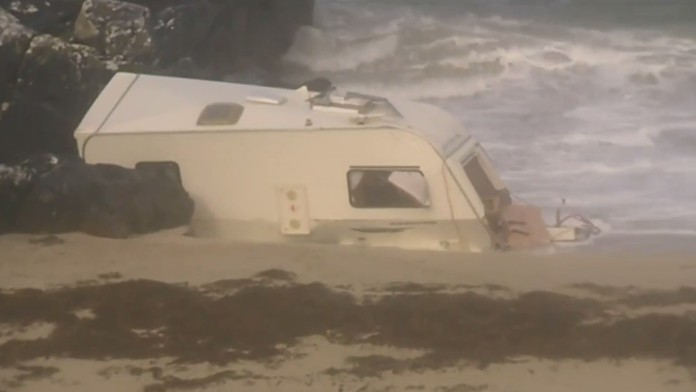 Búrka Ali sfúkla príves z útesu