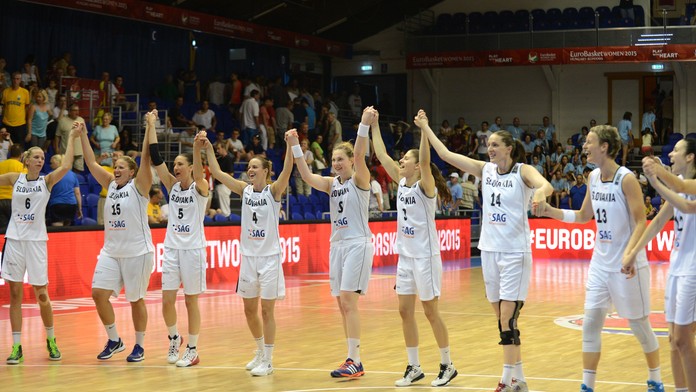 Radosť hráčiek Slovenska po víťazstve nad Litvou.