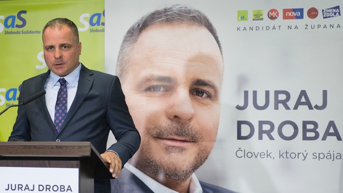 Jozef Viskupič si po zverejnení priebežných výsledkov otvoril šampanské.