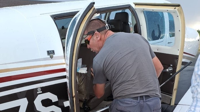 Hororový let v Afrike: Pilot, pod ktorého sedadlom sa usalašil jedovatý had, vyriešil situáciu ukážkovo