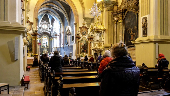 Veriaci počas svätej omše v kostole Zvestovania Pána (Františkánsky kostol) v Bratislave.