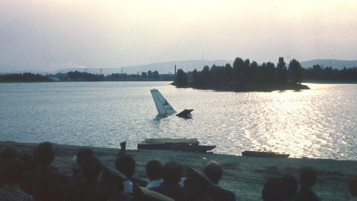 Na snímke pri brehu už bolo vidieť identifikačné znaky a československú vlajku na zadnom krídle.