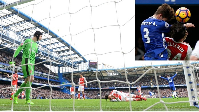 Otrasený Hector Bellerin leží na trávniku zatiaľ čo sa hráči Chelsea radujú z gólu.