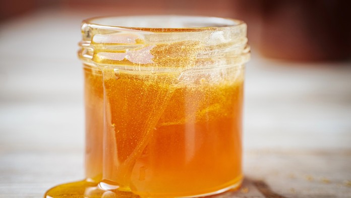 Znak kvality alebo dôvod na obavy? S bielou penou na mede sa spájajú nejasnosti