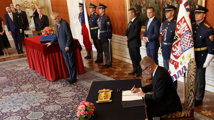 Staronový český premiér Andrej Babiš (dole vpravo) po vymenovaní do funkcie prezidentom Milošom Zemanom.