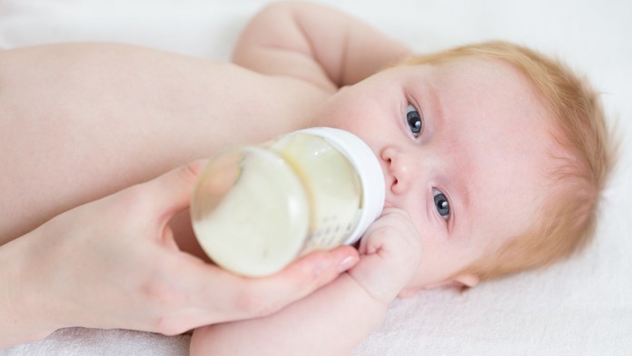 Poplach okolo dojčenského mlieka. 16 podozrení na otravu, rodičia opisujú nečakané krvácanie u detí