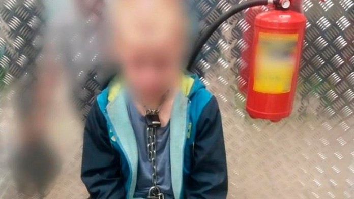 Zhorené auto po náraze do stromu