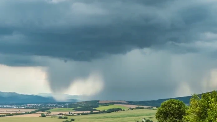 Okamih, kedy sa dážď z oblakov zleje na krajinu