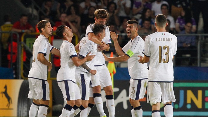 Radosť talianskych hráčov po góle v semifinále ME 21 proti Španielsku. 