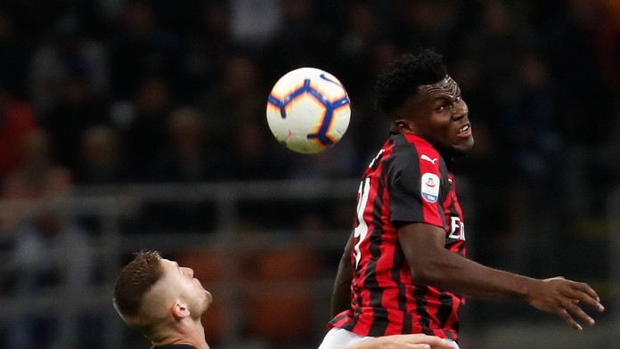 Milan Škriniar (vľavo) z Interu bojuje o loptu v mestskom derby s Franckom Kessiém z AC Milána.