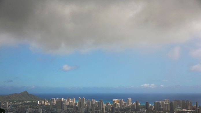 Oblaky nad Havajom, ktorý čaká na hurikán.