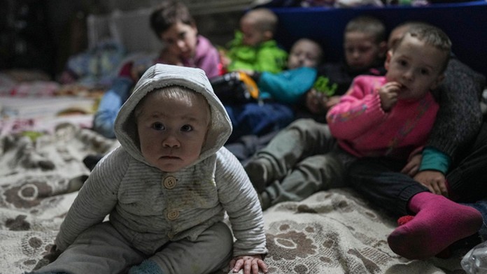 Deti pózujú v improvizovanom protileteckom kryte v Mariupole.