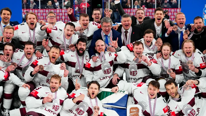 Hokejisti Lotyšska po zisku bronzu na MS
