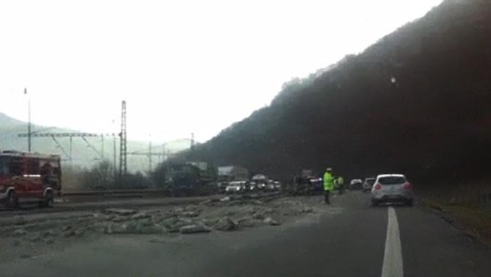 Kamión zdemoloval stredové zvodidlá