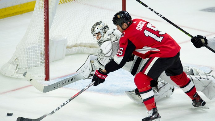 Peter Budaj zastavuje Zacka Smitha.