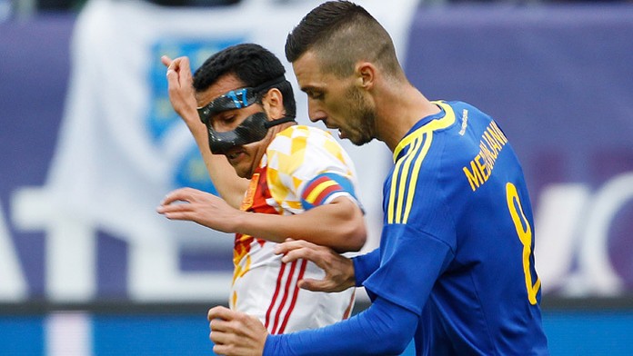 Španielsky hráč Pedro Rodriguez (vľavo) a hráč Bosny a Hercegoviny Haris Medunjanin v prípravnom zápase.
