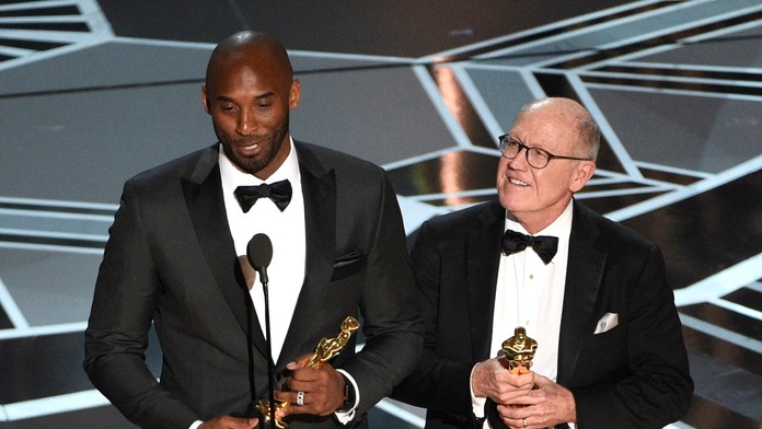 Na snímke zľava Kobe Bryant a Glen Keane po prevzatí sošky Oscara za najlepší krátky animovaný film Dear Basketball.