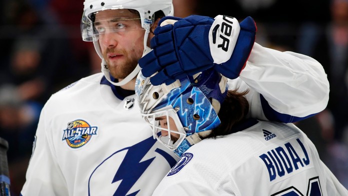Hráč Tampa Bay Lightning Victor Hedman gratuluje Petrovi Budajovi po víťazstve nad Coloradom.