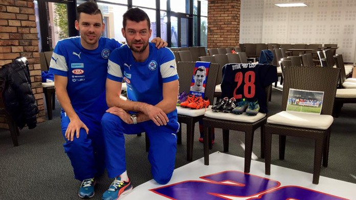 Hráči FC Viktoria Plzeň Michal Ďuriš (vľavo) a brankár Matúš Kozáčik. 