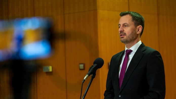 Premiér Heger: Bývalá koalícia sa dohodla na zmene ústavy a termíne volieb