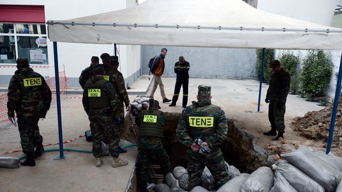 Grécki vojaci pripravujú zneškodnenie bomby z II. svetovej vojny.