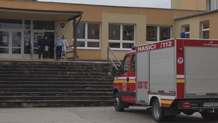 Bruno Fernandes (vľavo) z Manchesteru United oslavuje gól na pôde Brightonu.