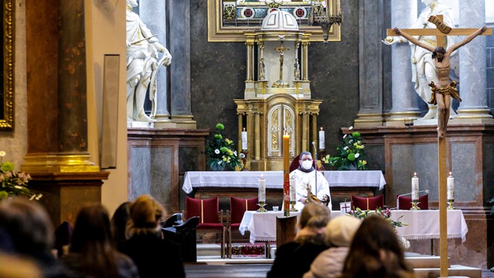 Veriaci počas svätej omše v kostole Zvestovania Pána (Františkánsky kostol) v Bratislave.