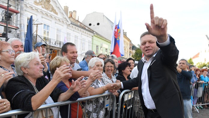 Na snímke vpravo predseda strany Smer-SD Robert Fico