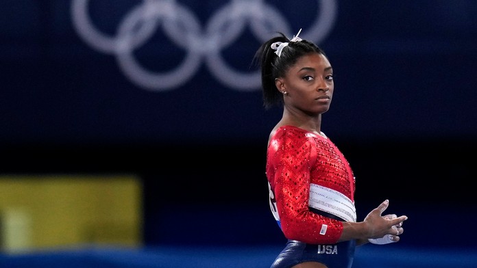 Na snímke americká gymnastická hviezda Simone Bilesová čaká na svoj pokus v preskoku vo finále viacboja družstiev.
