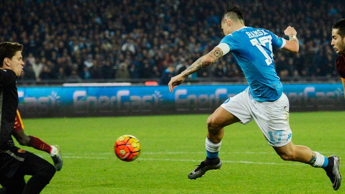  Futbalista SSC Neapol Marek Hamšík (vpravo) a brankár Ríma Wojciech Szczesny.